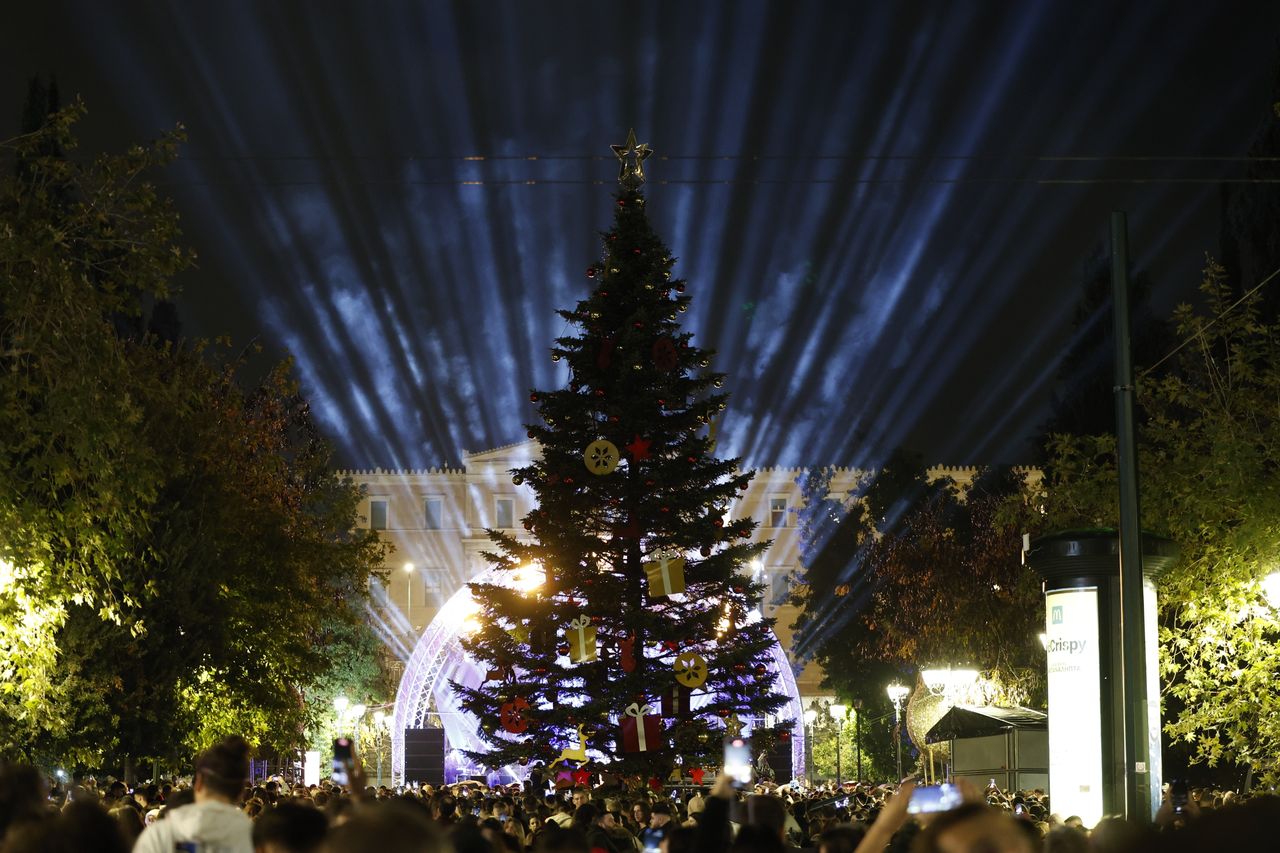 Τελετή φωταγώγησης του Χριστουγεννιάτικου Δέντρου στην πλατεία Συντάγματος, παρουσία του δημάρχου Αθηναίων Κώστα Μπακογιάννη, Πέμπτη 23 Νοεμβρίου 2023. (ΓΙΩΡΓΟΣ ΚΟΝΤΑΡΙΝΗΣ/EUROKINISSI)