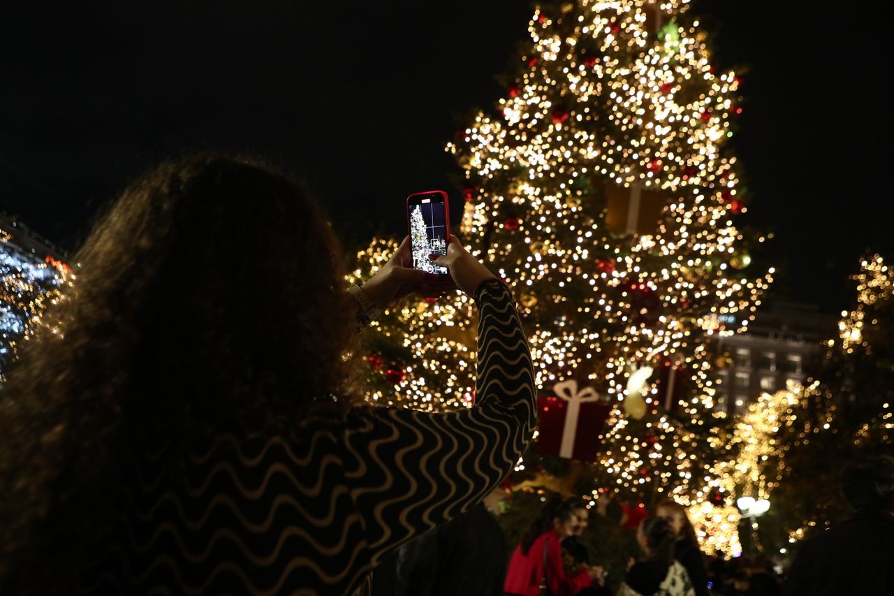 Φωταγωγήθηκε το Χριστουγεννιάτικο Δέντρο στην Πλατεία Συντάγματος και το κλίμα στην Αθήνα θυμίζει όλο και περισσότερο Χριστούγεννα.