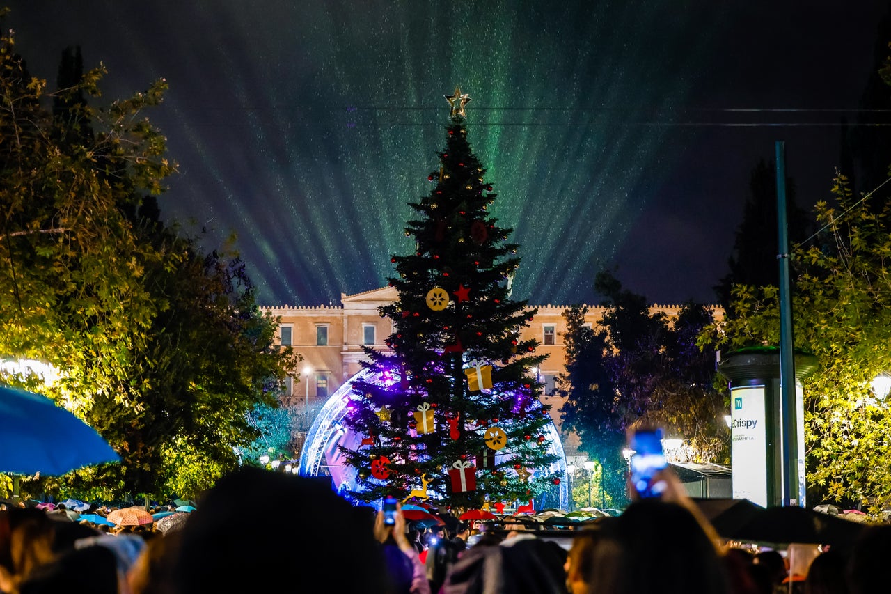 Τελετή φωταγώγησης του Χριστουγεννιάτικου Δέντρου στην πλατεία Συντάγματος, παρουσία του δημάρχου Αθηναίων Κώστα Μπακογιάννη, Πέμπτη 23 Νοεμβρίου 2023. (ΓΙΩΡΓΟΣ ΚΟΝΤΑΡΙΝΗΣ/EUROKINISSI)