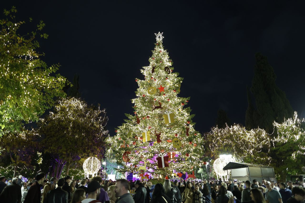 Τελετή φωταγώγησης του Χριστουγεννιάτικου Δέντρου στην πλατεία Συντάγματος, παρουσία του δημάρχου Αθηναίων Κώστα Μπακογιάννη, Πέμπτη 23 Νοεμβρίου 2023. (ΓΙΩΡΓΟΣ ΚΟΝΤΑΡΙΝΗΣ/EUROKINISSI)