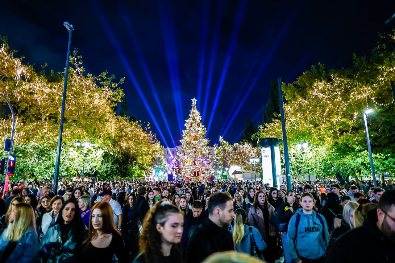 Τελετή φωταγώγησης του Χριστουγεννιάτικου Δέντρου στην πλατεία Συντάγματος, παρουσία του δημάρχου Αθηναίων Κώστα Μπακογιάννη, Πέμπτη 23 Νοεμβρίου 2023. (ΓΙΩΡΓΟΣ ΚΟΝΤΑΡΙΝΗΣ/EUROKINISSI)