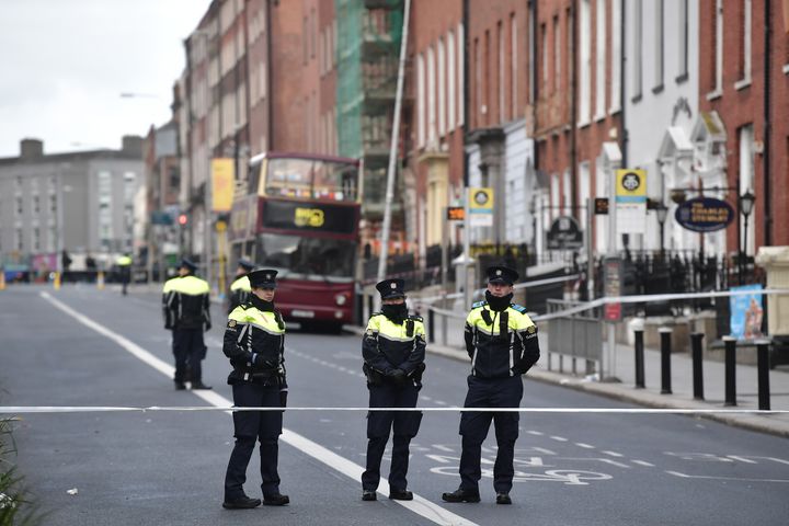 Αστυνομικοί στέκονται κοντά στον τόπο του εγκλήματος από το χθεσινά μαχαιρώματα στις 24 Νοεμβρίου 2023 στο Δουβλίνο της Ιρλανδίας. Οχήματα πυρπολήθηκαν και καταστήματα λεηλατήθηκαν στο Δουβλίνο χθες το βράδυ, μετά από επίθεση με μαχαίρι έξω από σχολείο, από την οποία τραυματίστηκαν πέντε άνθρωποι, μεταξύ των οποίων τρία παιδιά.
