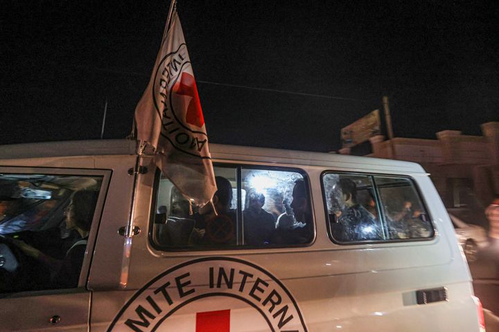 Οχήματα του Διεθνούς Ερυθρού Σταυρού, που μεταφέρουν Ισραηλινούς κρατούμενους που απελευθερώθηκαν από τη Γάζα, κατευθύνονται προς το πέρασμα της Ράφα στο πλαίσιο της τετραήμερης συμφωνίας στη Γάζα στις 24 Νοεμβρίου 2023.