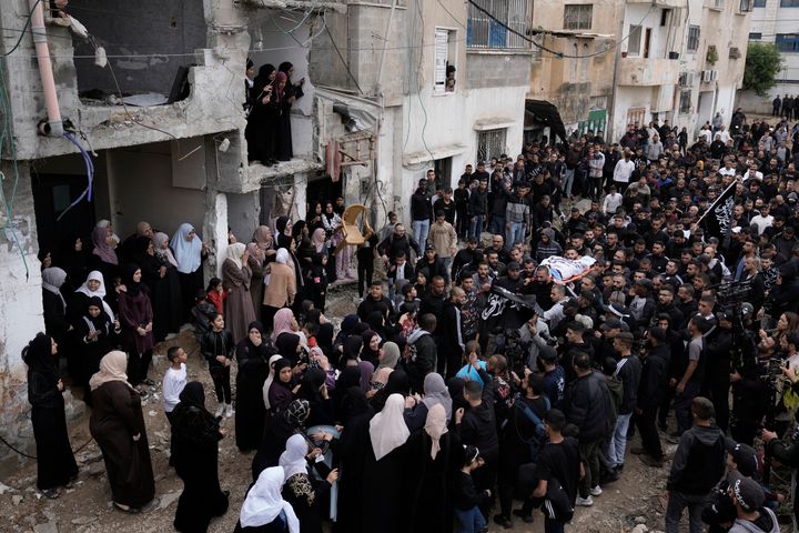 Παλαιστίνιοι παρακολουθούν τις κηδείες πέντε μαχητών που σκοτώθηκαν σε συγκρούσεις με τις ισραηλινές δυνάμεις στο Τουλκαρέμ της Δυτικής Όχθης, Τετάρτη 22 Νοεμβρίου 2023.