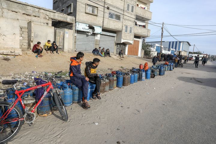 RAFAH, GAZA - NOVEMBER 25: Palestinians get in line to get gas for cooking as 150 trucks carrying humanitarian aid arrive during the 4-day humanitarian pause in Rafah, Gaza on November 25, 2023. (Photo by Abed Rahim Khatib/Anadolu via Getty Images)