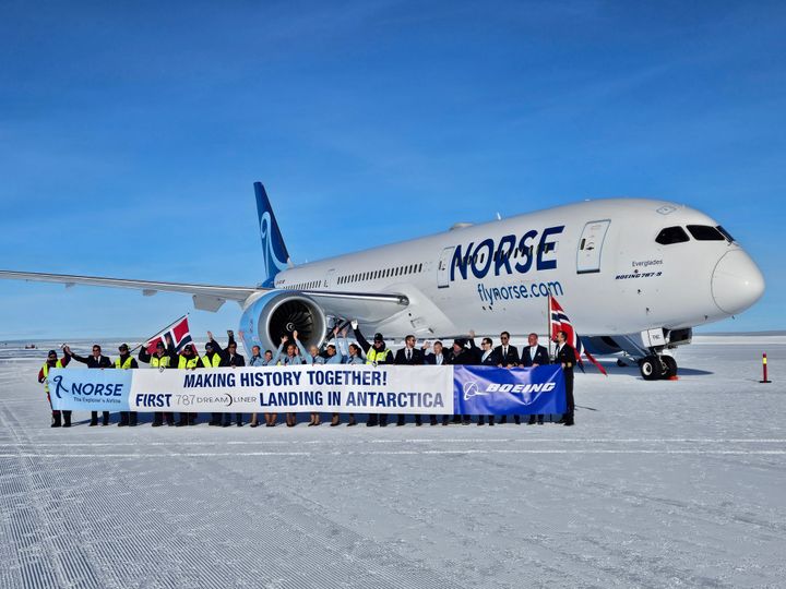 南極大陸への着陸に成功した航空機