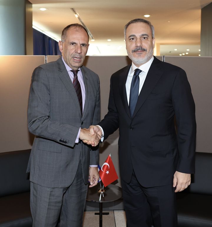 Ο Τούρκος υπουργός Εξωτερικών Χακάν Φιντάν (Ρ) συναντά τον Έλληνα υπουργό Εξωτερικών Γιώργο Γεραπετρίτη (Λ) στη Νέα Υόρκη, Ηνωμένες Πολιτείες στις 19 Σεπτεμβρίου 2023. (----EDITORIAL USE ONLY - MANDATORY CREDIT - 'TURKISH FOREIGN MINISTRY / MUSTAFA AYGUN / HANDOUT' - NO MARKETING NO ADVERTISING CAMPAIGNS - DISTRIBUTED AS A SERVICE TO CLIENTS----) (Photo by TUR Foreign Ministry/Mustafa Aygun/Anadolu Agency via Getty Images)