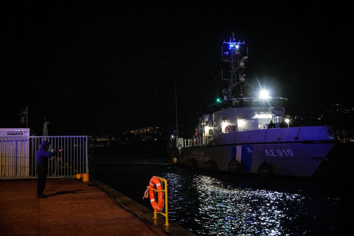 Μεταφορά της σορού του νεκρού ναυτικού στο λιμάνι της Μυτιλήνης, καθώς βρίσκεται σε εξέλιξη επιχείρηση του Λιμενικού από θάλασσα και αέρα από νωρίς το πρωί, για τον εντοπισμό κι άλλων αγνοουμένων ναυτικών μετά τη βύθιση του φορτηγού πλοίου «RAPTOR» με σημαία των νήσων Κομόρες, ανοιχτά της Λέσβου, Κυριακή 26 Νοεμβρίου 2023 (ΠΑΝΑΓΙΩΤΗΣ ΜΠΑΛΑΣΚΑΣ/ EUROKINISSI)