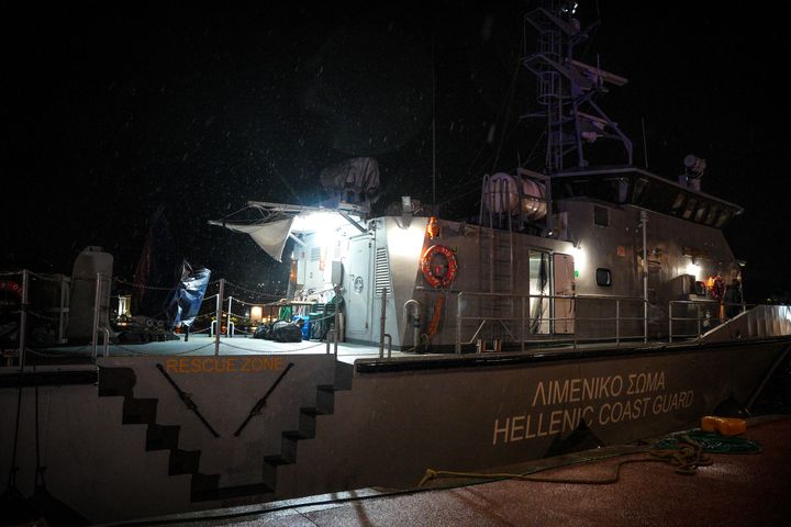 Μεταφορά στο λιμάνι της Μυτιλήνης του νεκρού ναυτικού από το ναυάγιο του φορτηγού πλοίου «RAPTOR» ανοιχτά της Λέσβου.