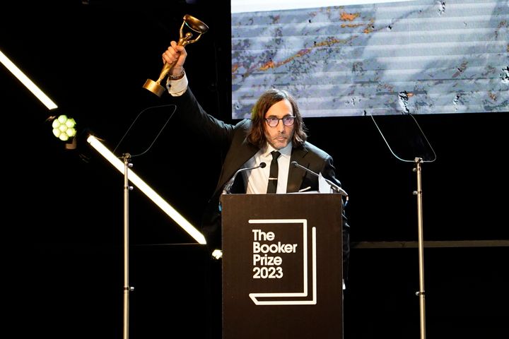 Ο Πολ Λιντς, νικητής του βραβείου Booker 2023, αμέσως μετά την ανακοίνωση κατά την διάρκεια τελετής που έγινε στο Λονδίνο.