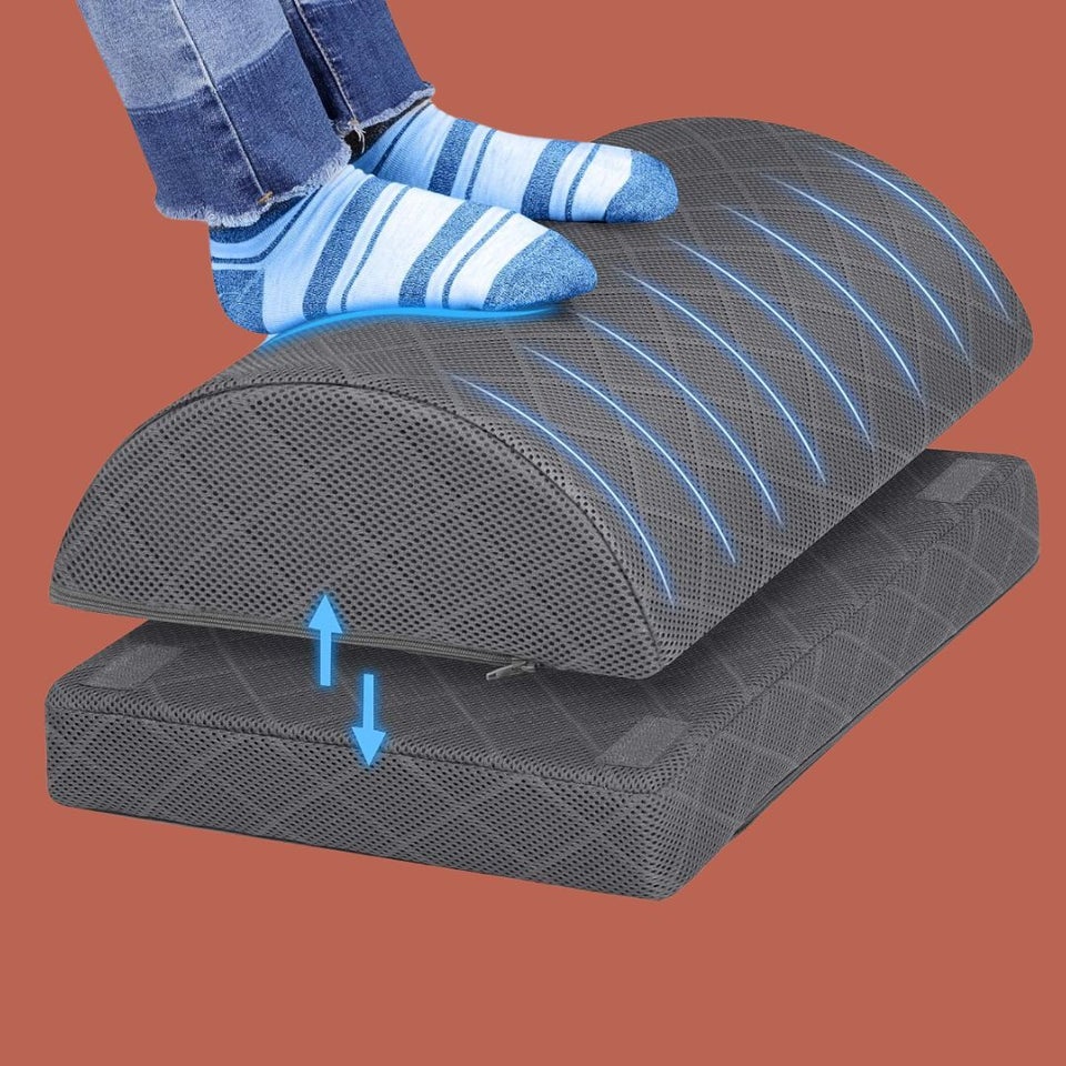 An adjustable foam foot rest