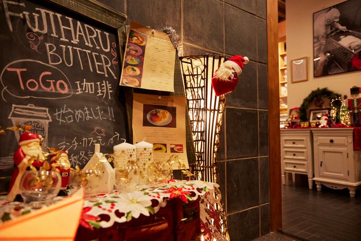 群馬県邑楽町にある、植物性バター「フジハルバター」の量り売り店。11月28日からクリスマスまで、LiLiCoさんとコラボする