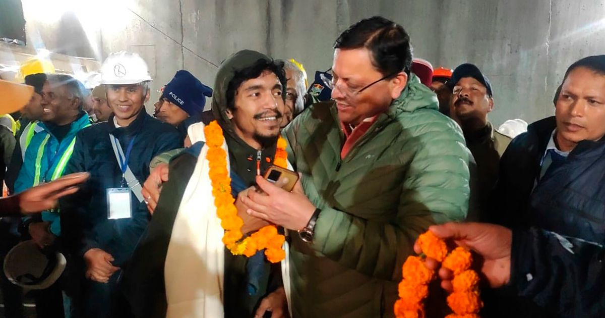 41 travailleurs secourus après avoir été coincés dans un tunnel effondré pendant 17 jours en Inde