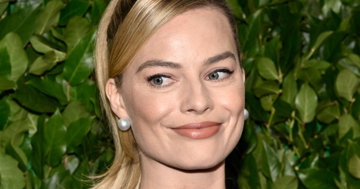 NextImg:Margot Robbie Pays Homage To 1964 Barbie With Classic Red Carpet Look