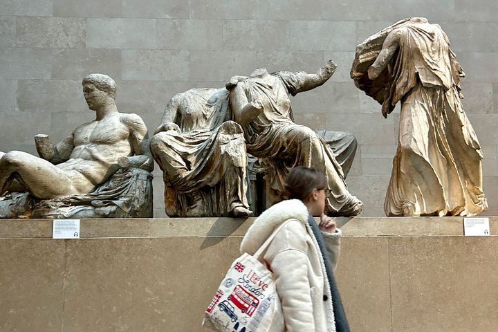 Ένας επισκέπτης περπατά μπροστά από αρχαία γλυπτά που αποτελούν μέρος των Μαρμάρων του Παρθενώνα στο Βρετανικό Μουσείο στο Λονδίνο. Έλληνες αξιωματούχοι δήλωσαν την Τρίτη 28 Νοεμβρίου 2023 ότι θα συνεχίσουν τις συνομιλίες με το Βρετανικό Μουσείο για να επιστρέψουν τα Γλυπτά στον Παρθενώνα. (AP Photo/Kirsty Wigglesworth)