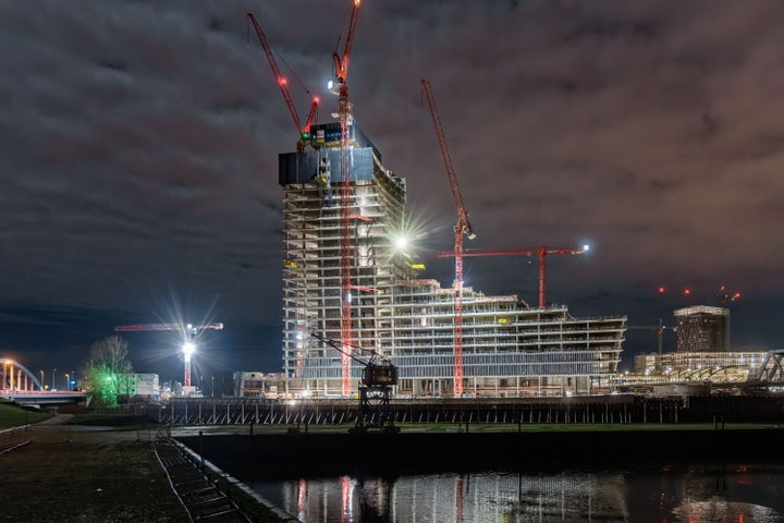 Οι εργασίες στον υπό κατασκευή Elbtower στο Αμβουργο έχουν "παγώσει"