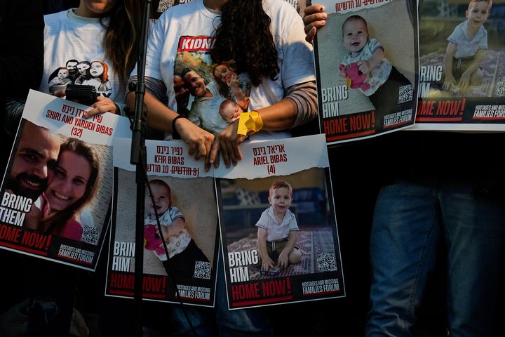 Ισραηλινοί διαδηλωτές ζητούν την απελευθέρωση της οικογένειας Μπίμπας, τα μέλη της οποίας κρατούνται όμηροι στη Λωρίδα της Γάζας από τη μαχητική οργάνωση Χαμάς, στο Τελ Αβίβ, Τρίτη 28 Νοεμβρίου 2023.