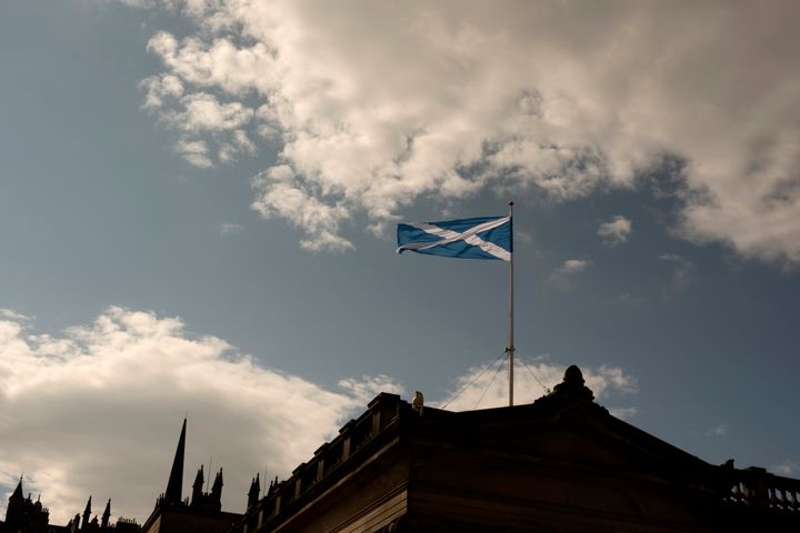 Η εθνική σημαία της Σκωτίας, το saltire, κυματίζει στον άνεμο πάνω από κτίρια στο Εδιμβούργο.