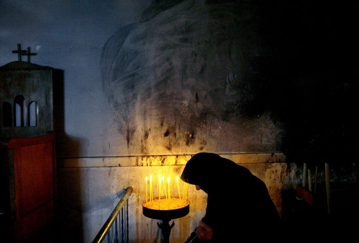 Η Δέσποινα, 89 ετών, ελληνορθόδοξη μοναχή, φαίνεται δίπλα σε κεριά στον ναό του Αποστόλου Ανδρέα στην Καρπασία στον τουρκικό τομέα της Κύπρου, σε αυτή τη φωτογραφία αρχείου της Πέμπτης 19 Μαρτίου 2009. Ένα ιστορικό μοναστήρι όπου ο απόστολος του Ιησού Χριστού λέγεται ότι έκανε θαύματα.