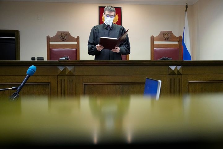 Ο δικαστής του Ανώτατου Δικαστηρίου της Ρωσίας, Όλεγκ Νεφέντοβ, ανακοινώνει ότι εγκριθηκε το αίτημα του υπ. Δικαιοσύνης να αναγνωριστεί ως εξτρεμιστικό το «διεθνές κοινωνικό κίνημα ΛΟΑΤΚΙ+ » και να απαγορεύσει τις δραστηριότητές του.