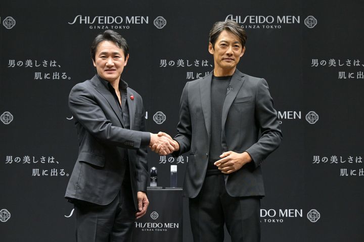 資生堂副社長チーフマーケティング＆イノベーションオフィサーの岡部義昭さん（左）と、新アンバサダーの反町隆史さん（右）