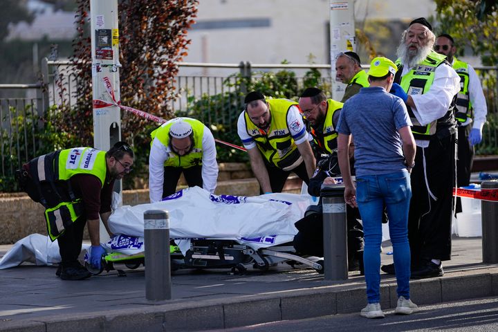 Εθελοντές από την υπηρεσία διάσωσης Zaka απομακρύνουν ένα πτώμα που σκοτώθηκε κατά την επίθεση με πυροβολισμούς στην Ιερουσαλήμ, Πέμπτη 30 Νοεμβρίου 2023.