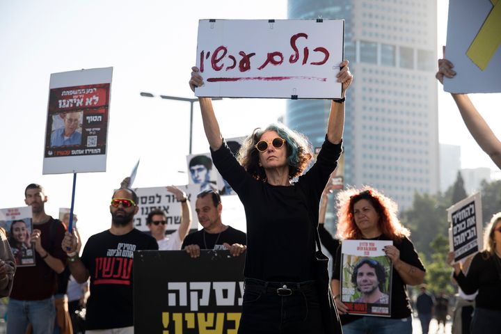 Μια γυναίκα κρατάει μια πινακίδα που γράφει στα εβραϊκά "όλοι τώρα", καθώς οι οικογένειες των ομήρων που κρατούνται στη Γάζα και άλλοι διαμαρτύρονται και ζητούν την απελευθέρωση όλων των ομήρων την 1η Δεκεμβρίου 2023 στο Τελ Αβίβ, Ισραήλ