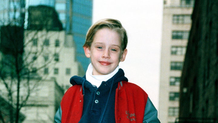 ニューヨークの路上でポーズをとるマコーレー・カルキンさん(1991年1月7日)