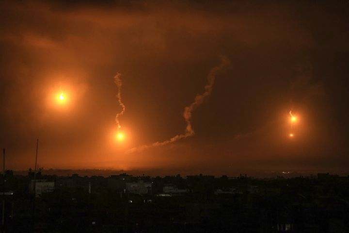 ガザ地区南部のハンユニス上空を照らすイスラエルの照明弾（2023年12月1日）