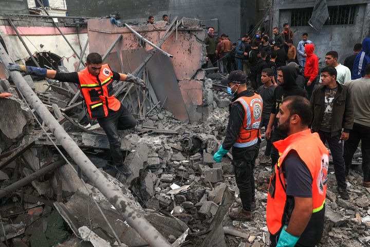 ガザ地区南部のラファで、イスラエル軍に攻撃された建物のがれきから生存者を探すパレスチナ人医師たち（2023年12月1日）