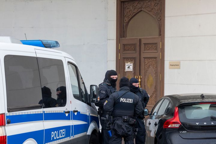 16 Νοεμβρίου 2023 Φρανκφούρτη - Ελεγχοι της αστυνομίας στο Κέντρο Ισλαμικής Κουλτούρας. Τουλάχιστον 54 έρευνες διεξήχθησαν σε διάφορα μέρη και ισλαμικές οργανώσεις της Γερμανίας για διασυνδέσεις με τρομοκρατία