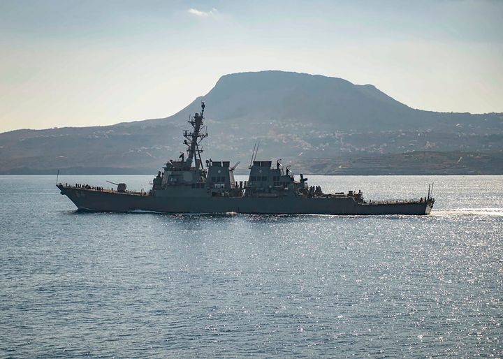 Το αντιτορπιλικό κατευθυνόμενων πυραύλων USS Carney στον κόλπο της Σούδας (Ελλάδα). Το αμερικανικό πολεμικό πλοίο και πολλά εμπορικά πλοία δέχθηκαν επίθεση την Κυριακή 3 Δεκεμβρίου 2023 στην Ερυθρά Θάλασσα.