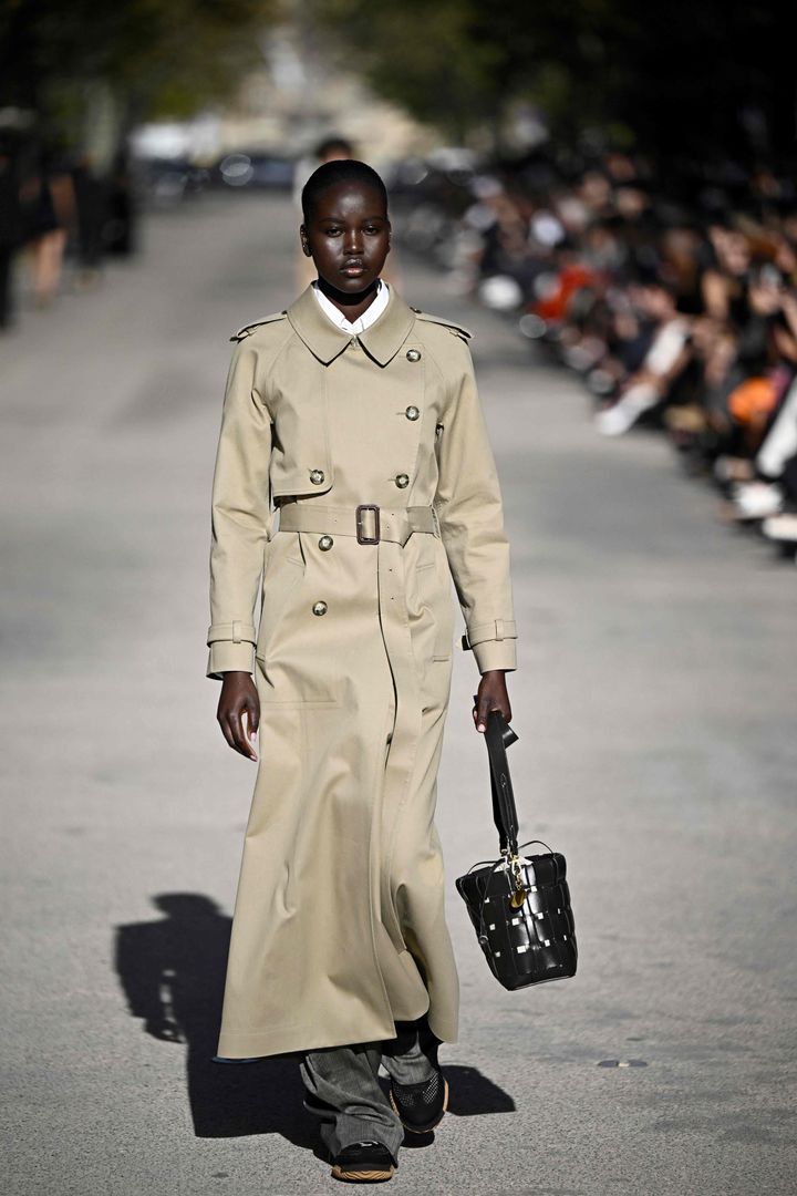 2024パリ・ファッション・ウィークでお披露目された「グレープレザー」ヴェジェア（VEGEA）のバッグ