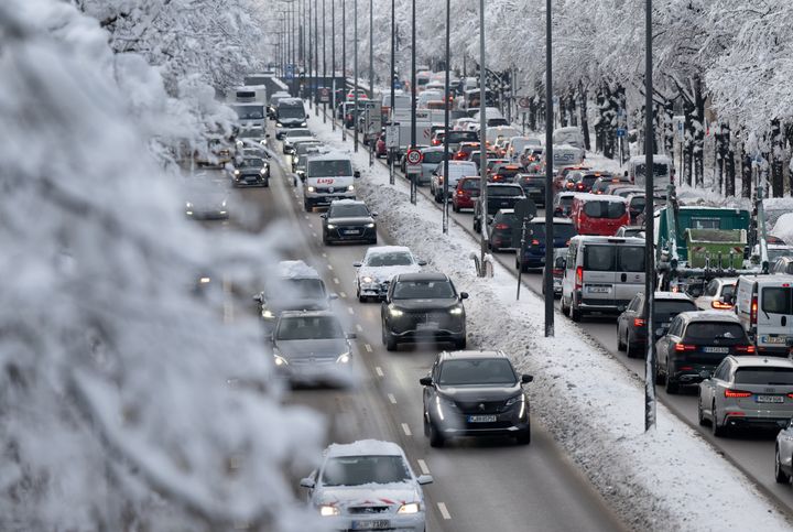 Το χιόνι και ο πάγος συνεχίζουν να προκαλούν χάος στους δρόμους στα νότια της Βαυαρίας (Mόναχο, 4/12/2024)