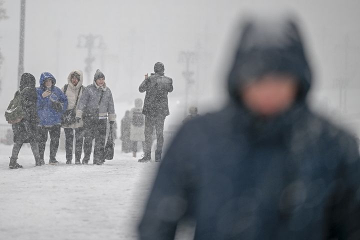 Άνθρωποι περπατούν στους χιονισμένους δρόμους κατά τη διάρκεια χιονόπτωσης στη Μόσχα (Ρωσία 3/12/2023).