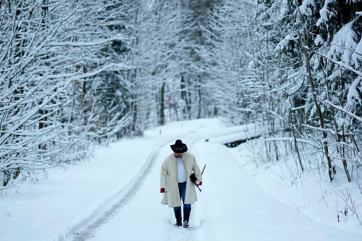 Ένας άνδρας περπατά σε έναν χιονισμένο δρόμο κοντά στο χωριό Lidecko της Τσεχίας (3/12/2024)