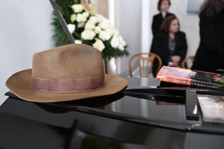 Το καπέλο -σήμα κατατεθέν του Βασίλη Βασιλικού και τα βιβλία του πάνω στο φέρετρο