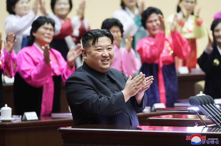 Στη φωτογραφία που παραχωρήθηκε από την κυβέρνηση της Βόρειας Κορέας, ο Βορειοκορεάτης ηγέτης Κιμ Γιονγκ Ουν χειροκροτεί στην Εθνική Συνάντηση Μητέρων στην Πιονγκγιάνγκ της Βόρειας Κορέας στις 3 Δεκεμβρίου 2023.