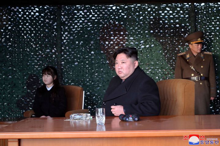 Σε αυτή τη φωτογραφία που παρέχεται από την κυβέρνηση της Βόρειας Κορέας, ο ηγέτης της Βόρειας Κορέας Κιμ Γιονγκ Ουν, με την κόρη του Κιμ Γιου Αε, επιθεωρεί μια άσκηση πυροβολικού σε μια άγνωστη τοποθεσία στη Βόρεια Κορέα, την Πέμπτη 9 Μαρτίου 2023.