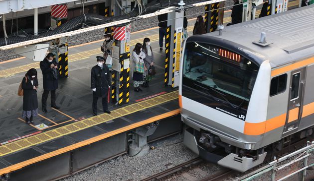 JR御茶ノ水駅のホームと中央線の車両