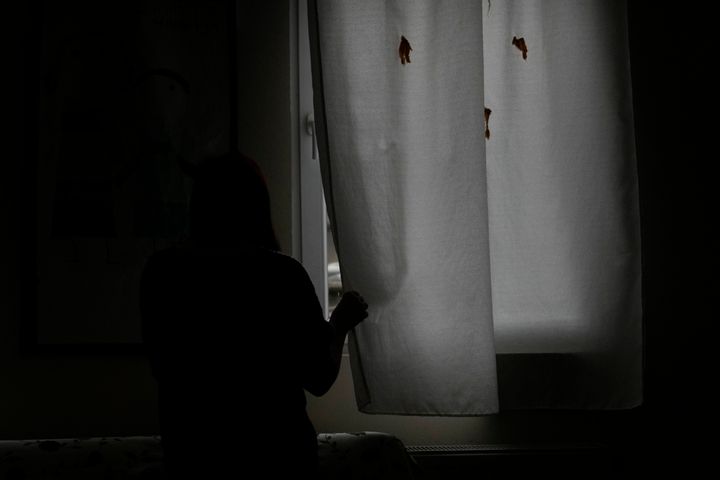 Μια 26χρονη γυναίκα σε καταφύγιο γυναικών στη Σερβία που καταγγέλλει ότι ο σύντροφός της την βίαζε επανειλημμένα, την χτυπούσε και την έπνιγε και την κρατούσε κλειδωμένη στο διαμέρισμά τους για ώρες.