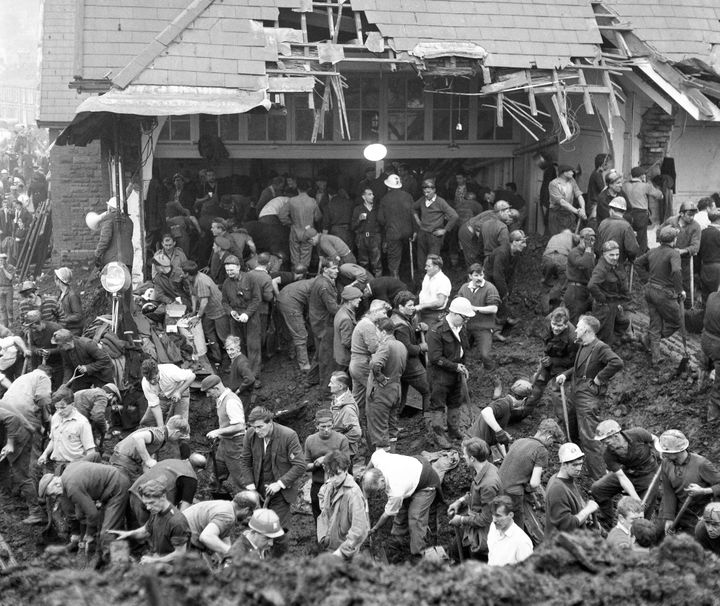 Οι διασώστες εξακολουθούν να εργάζονται μέσα στη μαύρη λάσπη, 28 ώρες αφότου αυτή γλίστρησε από το τεχνητό βουνό των αποβλήτων άνθρακα και καταπλάκωσε το Pantglas Junior School και μερικά σπίτια στο Aberfan της Ουαλίας, 22 Οκτωβρίου 1966. (Φωτογραφία AP)
