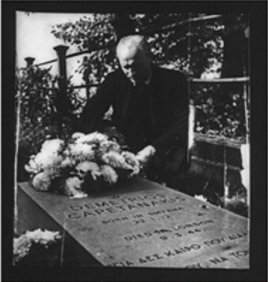 Ο ποιητής Τζον Λέμαν στον τάφο του Δημητρίου Καπετανάκη