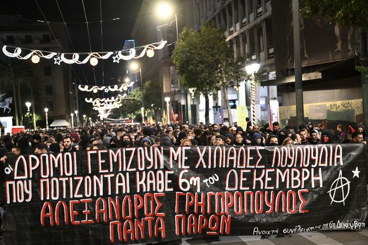 Συγκέντρωση στα Προπύλαια και πορεία, για τα 15 χρόνια από την δολοφονία του 15χρονου μαθητή Αλέξη Γρηγορόπουλου στα Εξάρχεια στις 6 Δεκεμβρίου 2008 και ενάντια στην κρατική καταστολή και την αστυνομική αυθαιρεσία, Τετάρτη 6 Δεκεμβρίου 2023. (ΤΑΤΙΑΝΑ ΜΠΟΛΑΡΗ/EUROKINISSI)