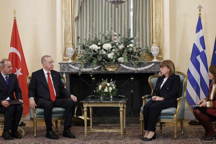 Συνάντηση της Προέδρου της Δημοκρατίας Κατερίνας Σακελλαροπούλου με τον Πρόεδρο της Δημοκρατίας της Τουρκίας Recep Tayyip Erdogan, στο πλαίσιο της επίσκεψής του στην Αθήνα, επ' ευκαιρία του 5ου Ανώτατου Συμβουλίου Συνεργασίας Ελλάδας - Τουρκίας, Πέμπτη 7 Δεκεμβρίου 2023. (ΓΙΩΡΓΟΣ ΚΟΝΤΑΡΙΝΗΣ/EUROKINISSI)