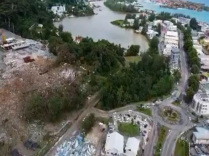 Σε αυτή την εικόνα από βίντεο, φαίνονται κτίρια που υπέστησαν ζημιές μετά από μεγάλη έκρηξη σε βιομηχανική περιοχή στο κύριο νησί Μαέ, στις Σεϋχέλλες, την Πέμπτη 7 Δεκεμβρίου 2023.