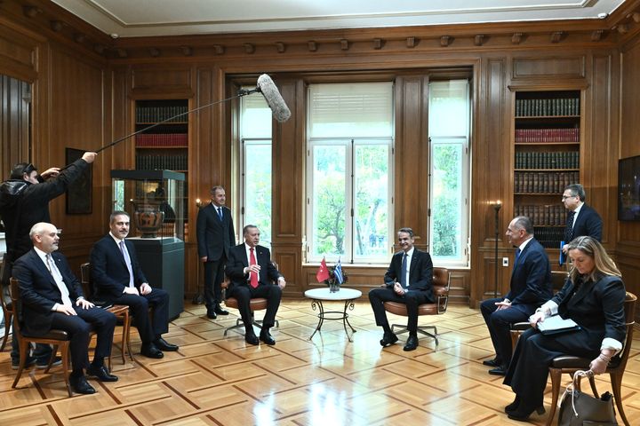 Όσο συζητούσαν ο Κυριάκος Μητσοτάκης με τον Ταγίπ Ερντογάν, υπουργοί από τις δύο χώρες πραγματοποιούσαν συναντήσεις για μία σειρά από θέματα που επικυρώθηκαν στη συνέχεια