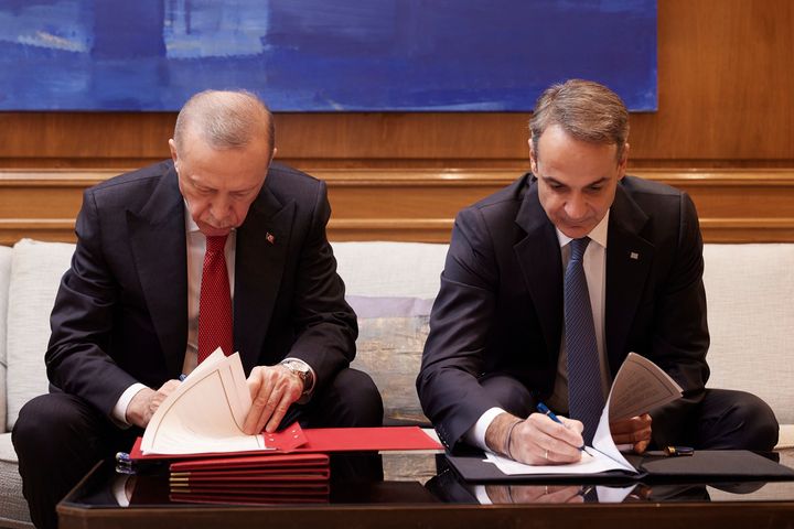 Η στιγμή της υπογραφής της Διακήρυξης Φιλίας από τους δύο ηγέτες