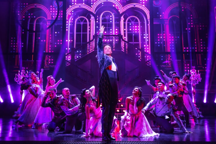 Justin Guarini and the ensemble of