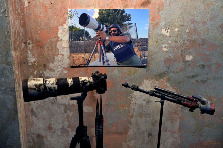 Φωτογραφία με τον δημοσιογράφο Ισάμ Αμπντάλα του Reuters και η φωτογραφική του μηχανή όπως βρέθηκε μετά τον θανάσιμο τραυματισμό του από οβίδα του ισραηλινού στρατού.